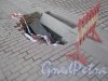 Московский пр., дом 155. Провалившееся покрытие пешеходной зоны перед фасадом здания около Кузнецовской ул. Фото 28 февраля 2014 г.