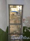 Лермонтовский пр., дом 57-59, лит. В. Окно на лестнице во внутренний двор. Фото 12 марта 2014 года.