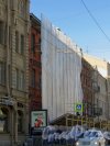 Московский пр., дом 55. Начало реставрации (реконструкции) фасада здания. Фото 30 апреля 2014 года.