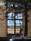 Малый проспект В.О., дом 52, литера А. Вид на дом 50 по 16-й линии В.О. через окно здания, после сноса основной части корпуса завода «Эскалатор». Фото 26 сентября 2014 года.