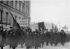 Манифестация после объявления Германией блокады Англии с правительственными флагами, плакатами и портретом императора Николая II проходят мимо Николаевского вокзала по Невскому проспекту. Фото 19 февраля 1915 года.