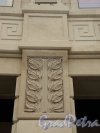 Лиговский проспект, дом 30. Оформление колонны на фасаде здания ТРЦ «Галерея». Фото 28 января 2011 года.