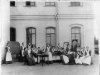 Классное занятие группа учащихся у здания Свято-Владимирской женской церковно-учительской школы. Фото 1909 года.