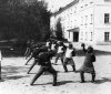 Урок фехтования на площадке перед зданием Гатчинского сиротского института императора Николая I. Фото начала XX века.