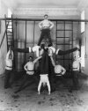 Занятие гимнастического кружка Гатчинского сиротского института императора Николая I. Фото начала XX века.