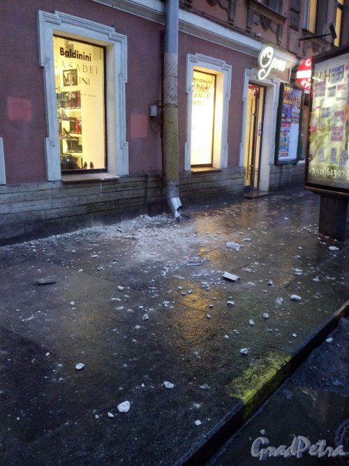 Владимирский проспект, дом 1. Обрушение штукатурки с карниза здания 10 февраля 2014 года.