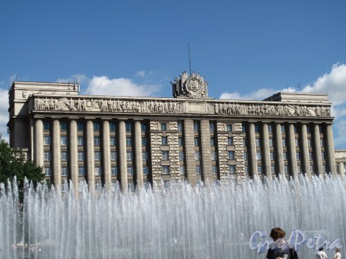 Московский пр., д. 212. Дом Советов. Общий вид на фоне фонтана. Фото июнь 2010 г.