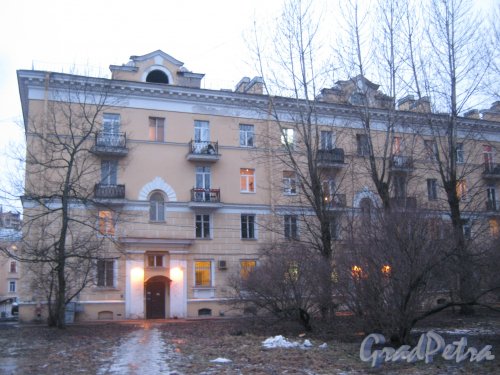 Пр. Стачек, дом 140. Фрагмент здания. Вид со стороны дома 136. Фото февраль 2014 г.