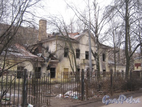 Пр. Ветеранов, дом 141, корпус 2. Общий вид здания с Добрушской ул. Фото февраль 2014 г.