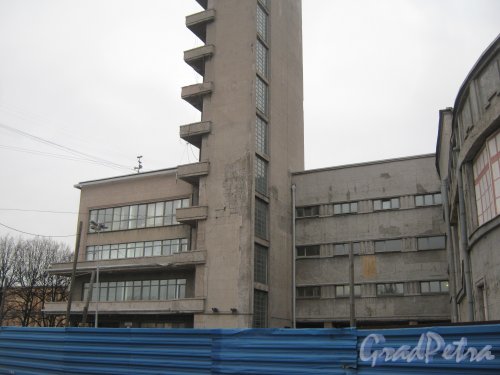 Пр. Стачек, дом 18. Фрагмент здания. Фото февраль 2014 г.