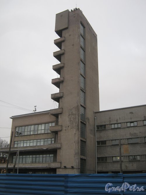 Пр. Стачек, дом 18. Фрагмент здания. Фото февраль 2014 г.