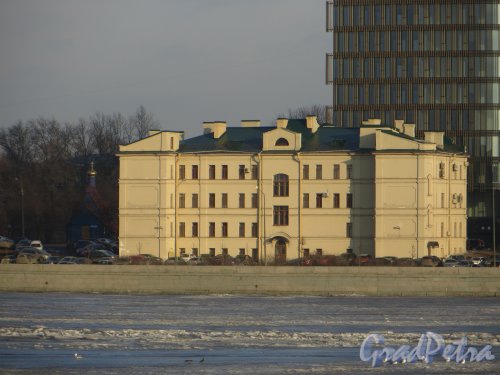 Малоохтинский пр., дом 53. Вид с левого берега Невы. Фото 25 февраля 2014 г.