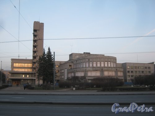 Пр. Стачек, дом 18. Вид здания на закате с Оборонной ул. Фото 26 февраля 2014 г.