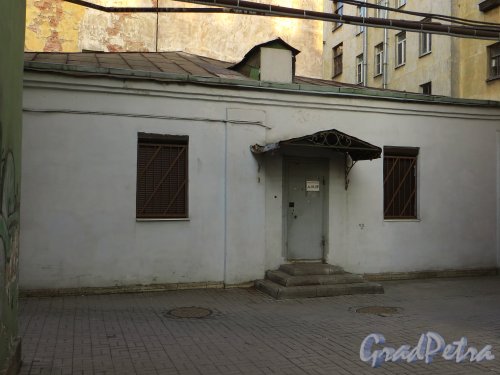 Суворовский пр., д. 41, лит. В. Вид со двора. Фото 28 февраля 2014 г.