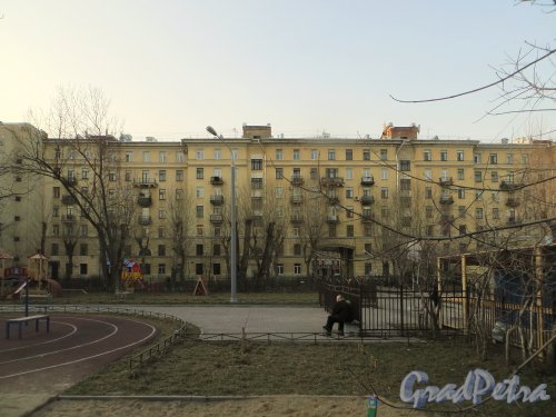 Суворовский пр., д. 61 / Кирочная ул., д. 55. Центральная часть здания. Вид со двора. Фото 28 февраля 2014 г.