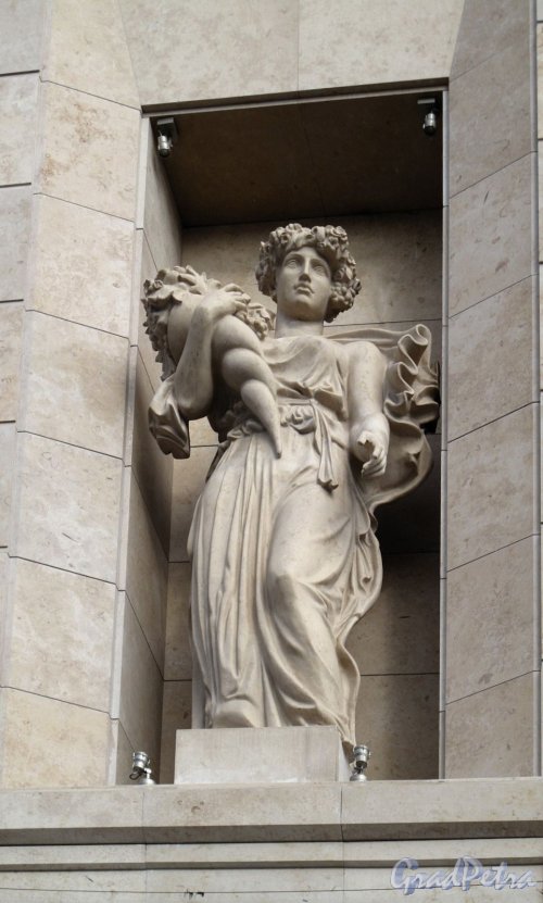 Лиговский пр., д. 30 ТРК "Галерея". Статуя на фасаде. Фото август 2011 г.