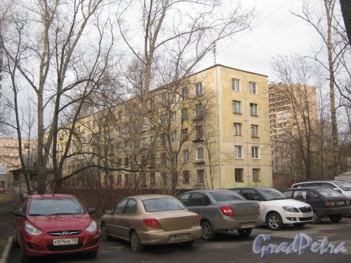 Ленинский пр., дом 121, корпус 3. Вид со стороны дома 121, корпус 4. Фото 24 февраля 2014 г.