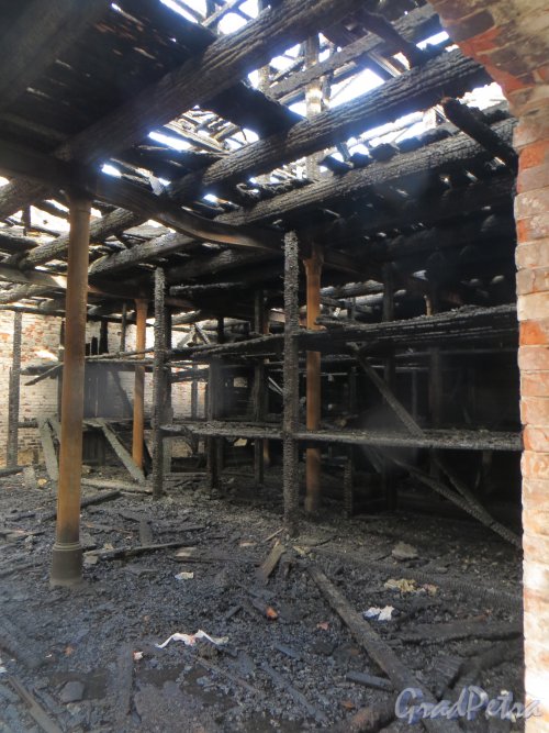 Лермонтовский пр., дом 57-59, лит. Б. Последствия майского пожара 2013 года. Фото 12 марта 2014 года.