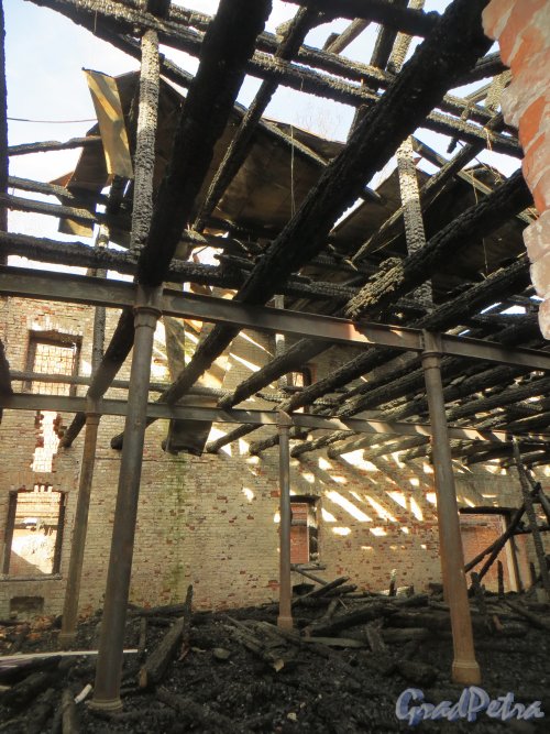 Лермонтовский пр., дом 57-59, лит. Б. Последствия  пожара в мае 2013 года. Фото 12 марта 2014 года.