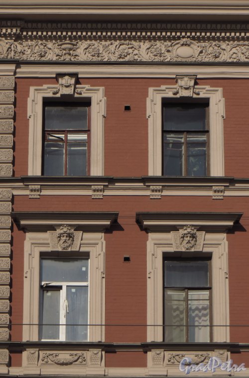 Загородный пр., дом 39. Фрагмент верхней части фасада здания. Фото 19 марта 2014 года.