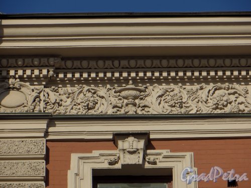 Загородный пр., дом 39. Фрагмент карниза здания. Фото 19 марта 2014 года.