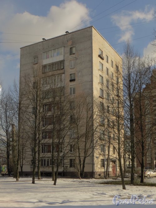 Московский пр., дом 158, корпус 1. Общий вид жилого дома со стороны бизнес-центра  «Ленинский, 160». Фото 17 марта 2014 года.
