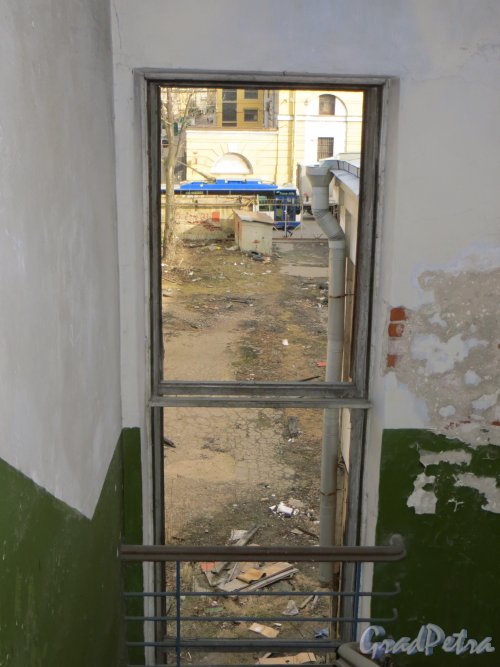Лермонтовский пр., дом 57-59, лит. В. Окно на лестнице во внутренний двор. Фото 12 марта 2014 года.
