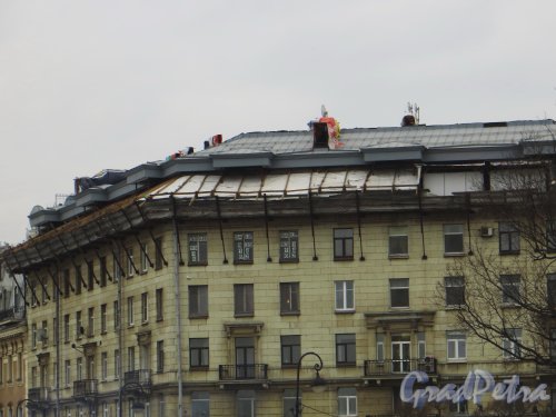 проспект Добролюбова, дом 2. Строительство мансарды. Фото 1 марта 2014 года.