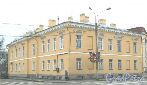 г. Петергоф, Санкт-Петербургский пр., дом 42. Общий вид здания. Фото 27 марта 2014 г.
