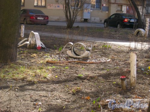 Пр. Стачек, дом 22а. Детские фигурки во дворе дома. Фото 28 марта 2014 г.