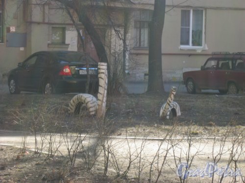 Пр. Стачек, дом 22а. Детские фигурки во дворе дома. Фото 28 марта 2014 г.