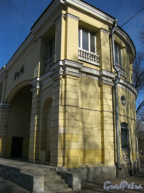 Пр. Стачек, дом 20, литера В. Общий вид здания. Фото 28 марта 2014 г.