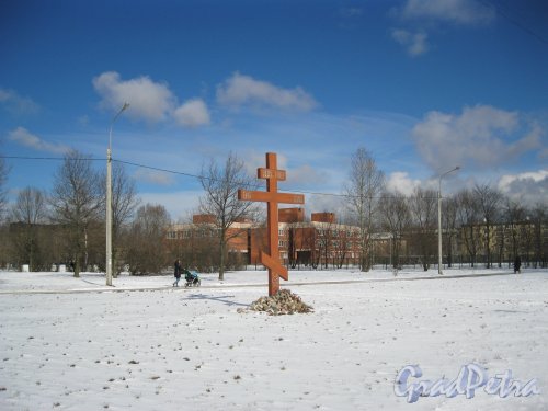 Поклонный крест на пр. Народного Ополчения между домами 143 и 145. Фото 17 марта 2014 г.