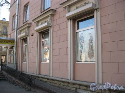 Скобелевский пр., дом 17. Фрагмент фасада. Фото 18 марта 2014 г.