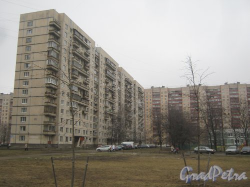 Ленинский пр., дом 96, корпус 3 (слева) и дом 28, корпус 3 по ул. Маршала Казакова (на заднем плане). Общий вид со стороны дома 100, корпус 2. Фото 4 марта 2014 г.