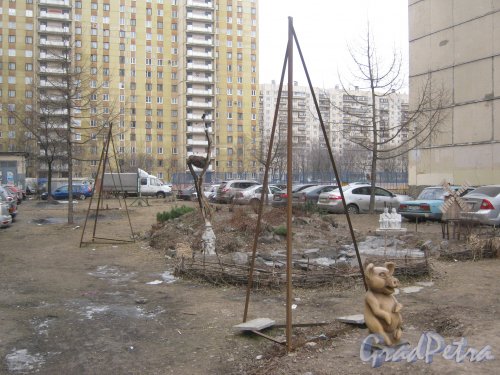 Ленинский пр., дом 100, корпус 2. Фигурки на детской площадке во дворе. Фото 2 марта 2014 г.