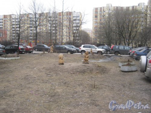 Ленинский пр., дом 100, корпус 2. Фигурки на детской площадке во дворе. Фото 2 марта 2014 г.