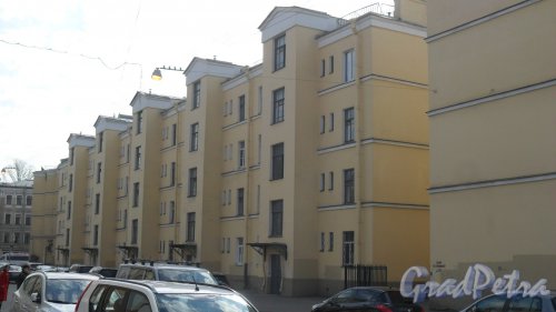 Старо-Петергофский проспект, дом 21, корпус 1. Вид дома с улицы Курляндской. Фото 21 апреля 2014 года.