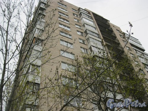 Пр. Маршала Жукова, дом 62, корпус 1. Вид со стороны двора на верхнюю часть здания. Фото 1 мая 2014 г.