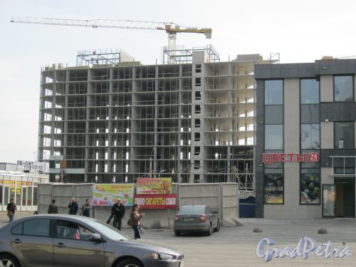 Заневский пр., дом 63а. Общий вид на строящееся здание со стороны дома 67, корпус 2. Фото 28 апреля 2014 г.