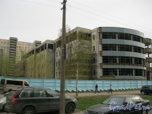 Индустриальный пр., дом 31. Общий вид строящегося здания с пр. Ударников. Общий вид. Фото 28 апреля 2014 г.