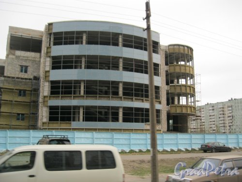 Индустриальный пр., дом 31. Общий вид строящегося здания с пр. Ударников. Общий вид. Фото 28 апреля 2014 г.