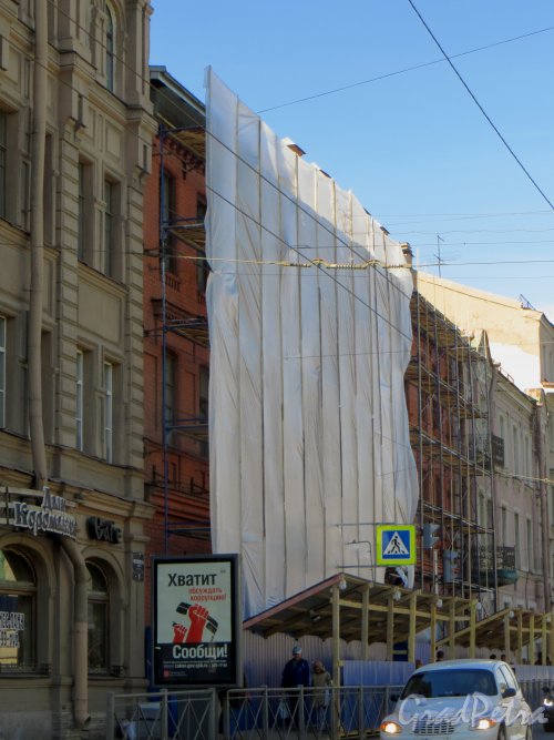 Московский пр., дом 55. Начало реставрации (реконструкции) фасада здания. Фото 30 апреля 2014 года.
