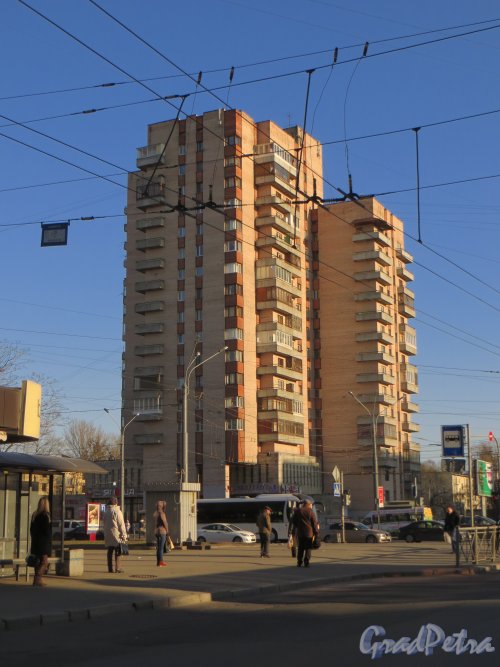 Ленинский проспект, дом 119, литера А. Общий вид жилого дома от улицы Зины Портновой. Фото 9 апреля 2014 года.