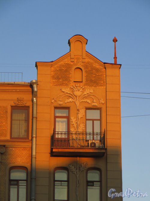 Лиговский проспект, дом 154, литера А. Правя часть фасада, в лучах заходящего солнца. Фото 10 апреля 2014 года.