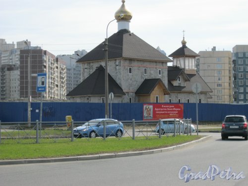 Пр. Королёва, дом 40б. Строительство церкви. Вид с Долгоозёрной ул. Фото 25 апреля 2014 г.