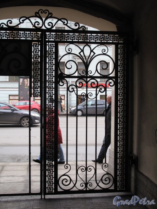 Литейный пр., д. 43. Доходный дом. Входные ворота. Фото март 2014 г.