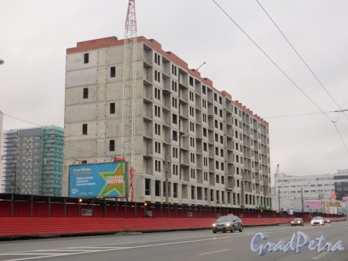проспект Медиков, дом 10. Строительство лицевого корпуса жилого комплекса «Европа Сити» со стороны проспекта Медиков. Фото 7 июня 2014 года.