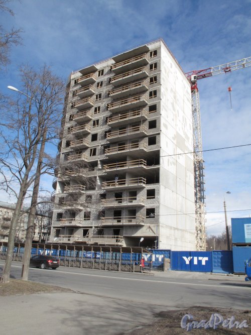Строительный алрес:  пр. КИМа, д. 1. Жилой комплекс «КИМа, 1» в процессе строительства. Фото март 2014 г.