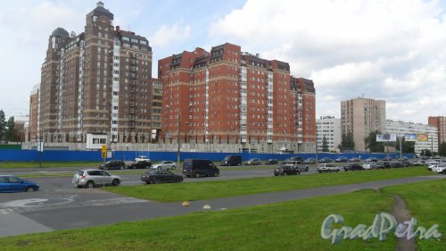 Северный проспект, дом 4, корпус 1. 12-этажный кирпично-монолитный дом в центре Фотографии. Фото июнь 2014 года.